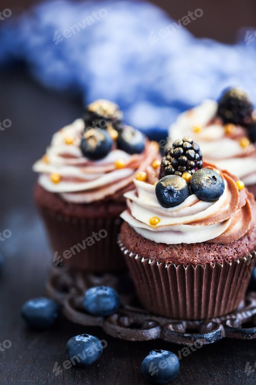 Preview: Delicious Chocolate Cupcakes with Cream Frosting and Berries