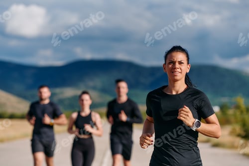Vista previa: Líder que guía a los atletas en una carrera de un día soleado