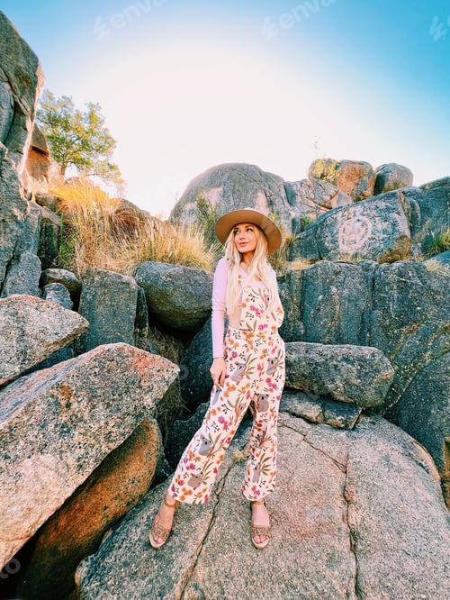Preview: Stylish Traveler girl with blonde long hair wearing hat exploring Australia