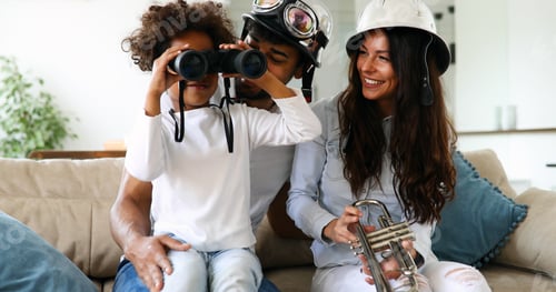 Vorschau: Nette afroamerikanische Familie, die die Zeit genießt