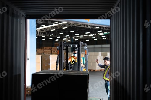 Vista previa: Warehouse worker open doors steel 40 feet container