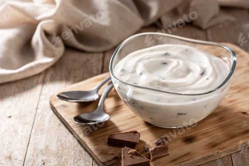 Preview: Stracciatella yogurt in transparent bowl
