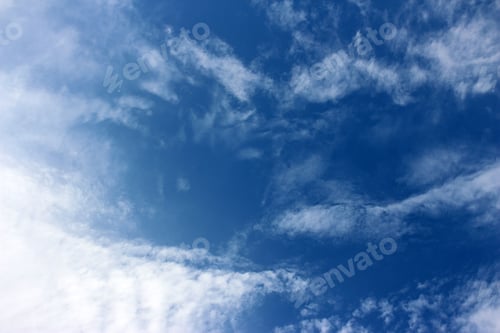 Vorschau: blauer Himmelshintergrund mit winzigen Wolken