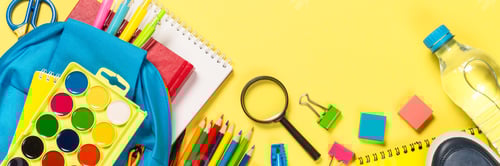 Visualização: Mochila escolar com papel de carta sobre fundo amarelo