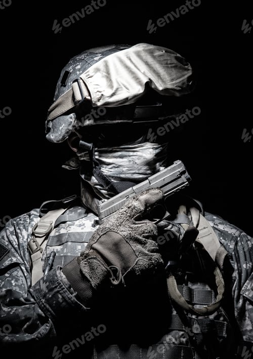 Preview: Portrait of commando with service pistol in hand