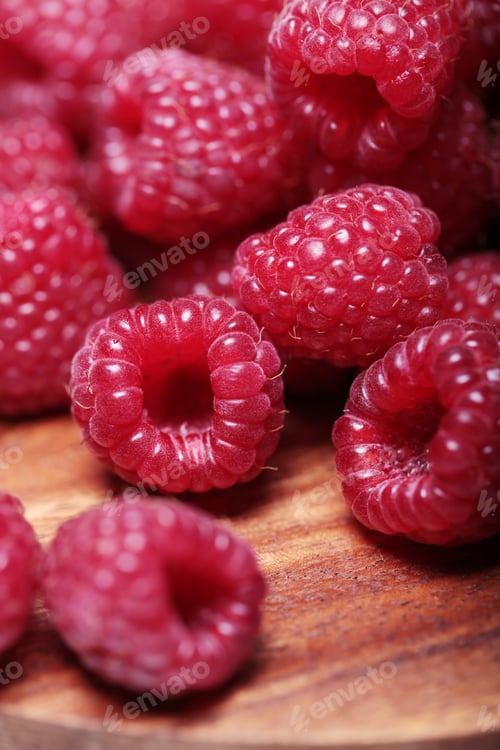 Preview: Fresh raspberries on wooden surface