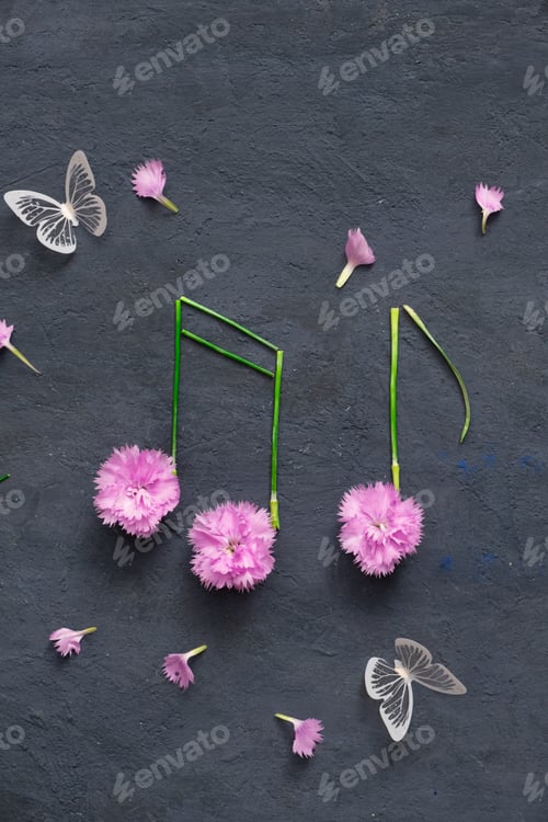 Visualização: Notas de flores e caules em fundo escuro com borboletas. Conceito criativo musical