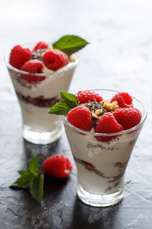 Preview: Yogurt with chia seeds, walnuts and raspberries