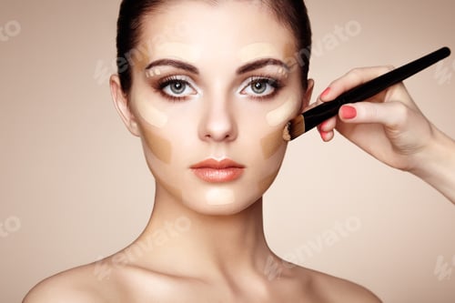 Preview: Makeup artist applies skintone