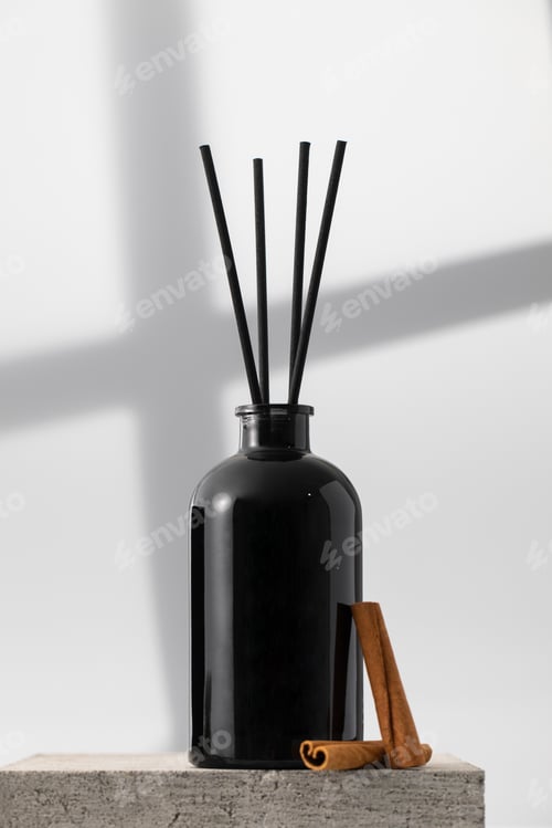 Preview: Bamboo sticks in a black bottle with cinnamon-scented room perfume. Diffuser with fragrance for home