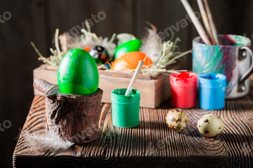 Preview: Decorating green Easter eggs with hay and feathers