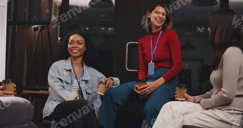 Preview: A group of female company employees are having fun chatting after work.