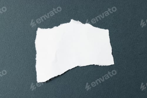 Vista previa: Hoja de papel blanco rasgada con espacio para copiar sobre fondo negro