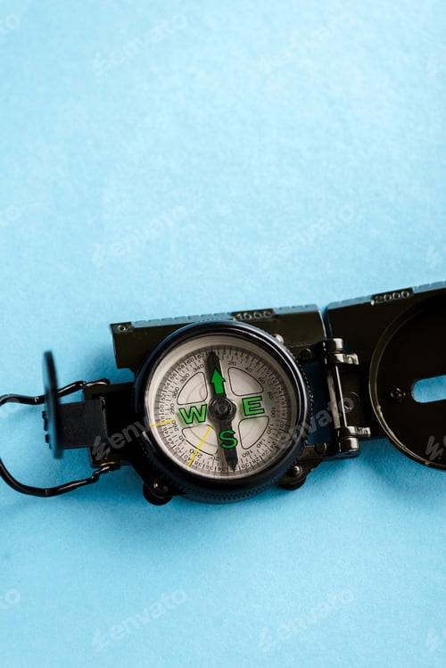 Preview: retro and black compass on blue with copy space