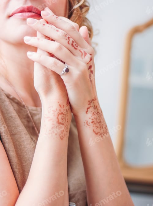Preview: Crop photo of beautiful young woman in linen dress with mehendi on hands, eco natural beauty