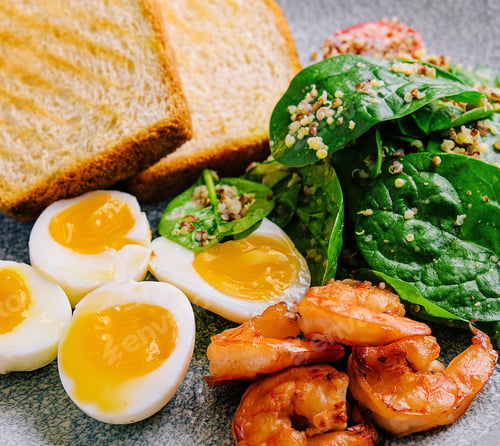 Preview: Grilled shrimps and fresh vegetable salad and egg