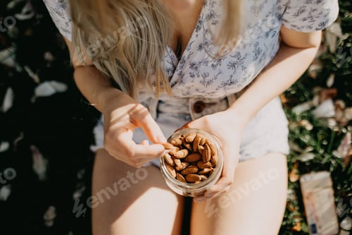 Preview: Eating almonds
