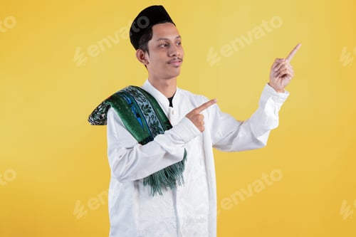 Preview: Muslim Man Wear White Shirts with Traditional Islamic Ornaments and Prayer Mat