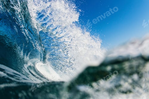 Preview: Barreling wave, close-up
