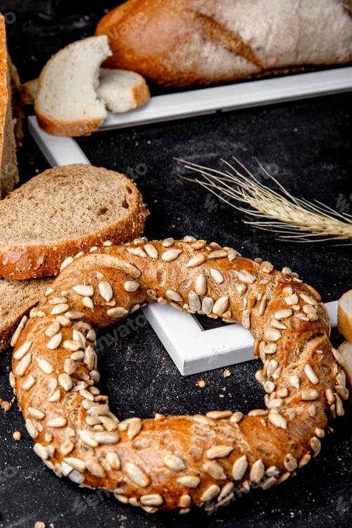 Preview: side view of breads as bagel, rye with wheat and copy space
