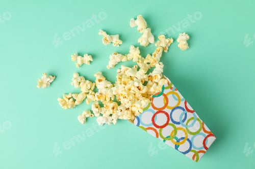 Preview: Box with popcorn on mint background. Food for watching cinema