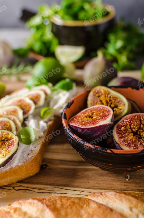 Preview: Fresh baguette with figs