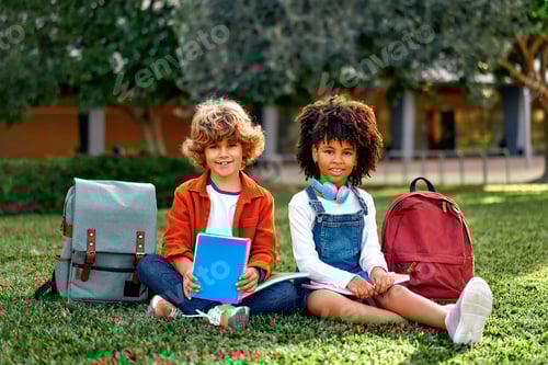 Visualização: Crianças em idade escolar na rua