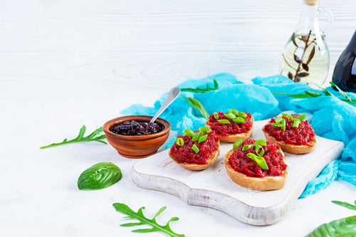 Preview: Bruschetta with grated beetroot, herbs and caramelized onion