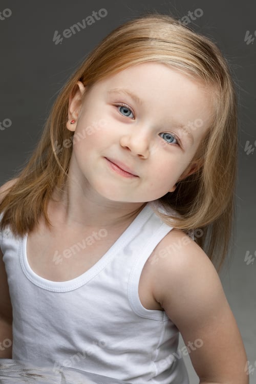 Preview: Adorable toddler smiling to the camera at photo session