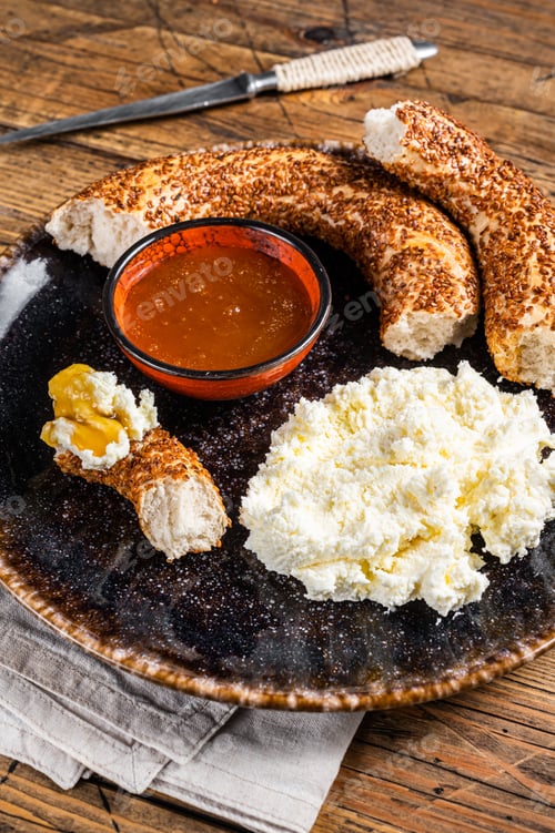 Preview: Tradirional Turkish breakfast - kaymak clotted cream, bagel simit and honey.