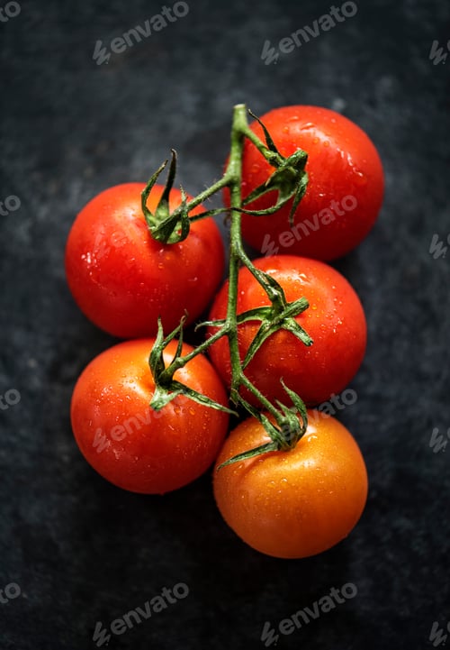 Preview: Closeup of fresh organic tomatoes