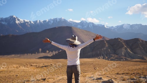 Preview: A woman is stretching her arms to hug the mountain.