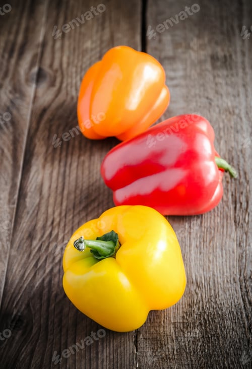 Preview: Bell peppers on the wooden background