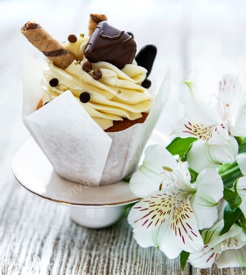Preview: Delicious Cupcake with Frosting and White Flowers