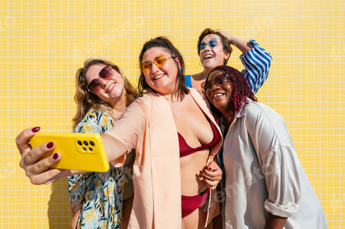 Preview: Group of plus size women with swimwear at the beach