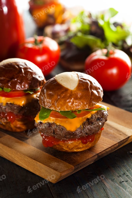 Preview: Homemade Cheeseburger Sliders with Lettuce