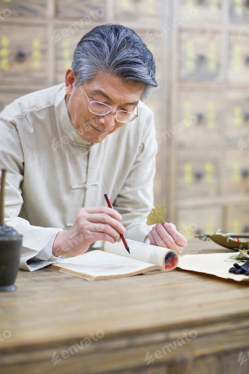 Preview: Senior Chinese doctor checking medicinal herbs