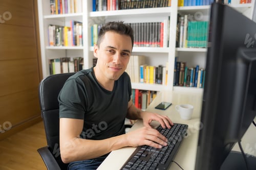 Preview: Man teleworking in front of the computer.