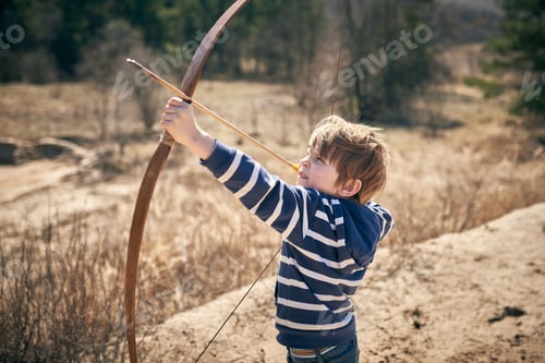 Visualização: Menino de 6 anos atira um arco ao ar livre
