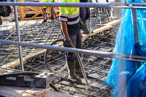 Preview: Workers working on the foundations of an office building under construction