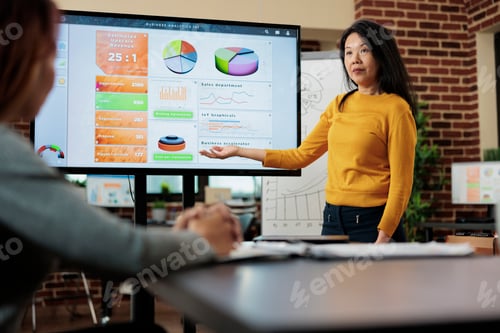 Preview: Businesswomen working at marketing ideas analyzing statistics