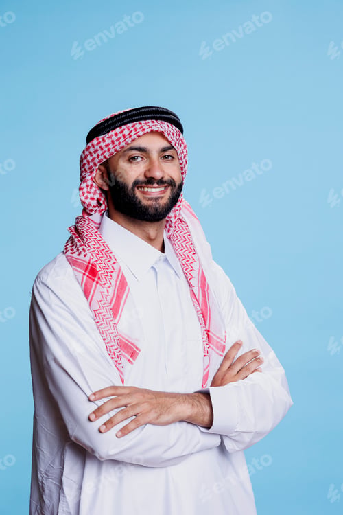 Preview: Arab man wearing in muslim robe