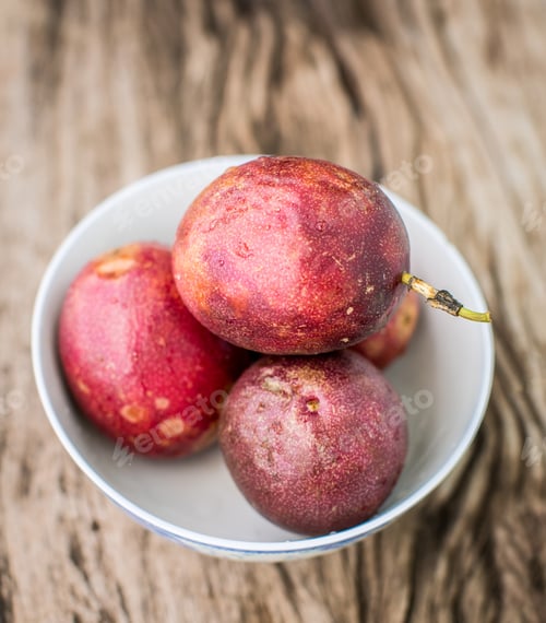Preview: Passion fruit on a wooden board with knife