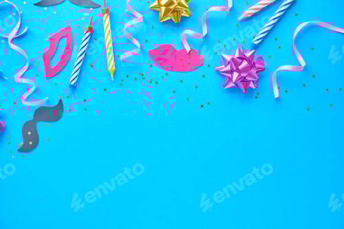 Visualização: fundo amarelo, o conceito de hora da festa, um convite para um aniversário ou outra comemoração.