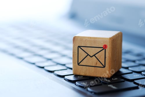 Preview: An envelope symbol on a wooden cube on a computer keyboard
