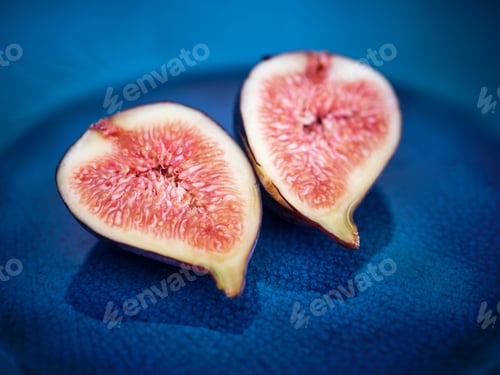 Preview: Closeup of ripe figs on blue plate