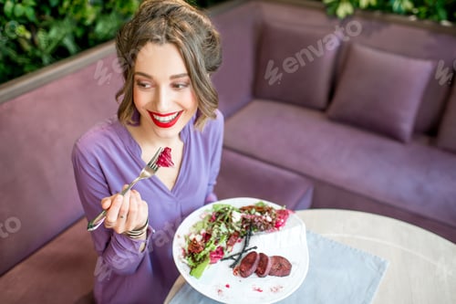 Preview: Woman with healthy food at the restaurant