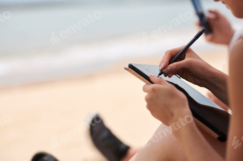 Preview: Freelance Illustrator Working