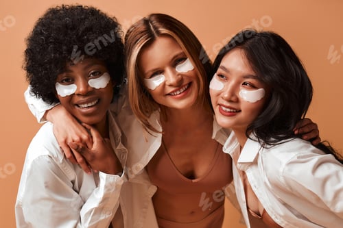 Preview: Multiethnic women on beige background