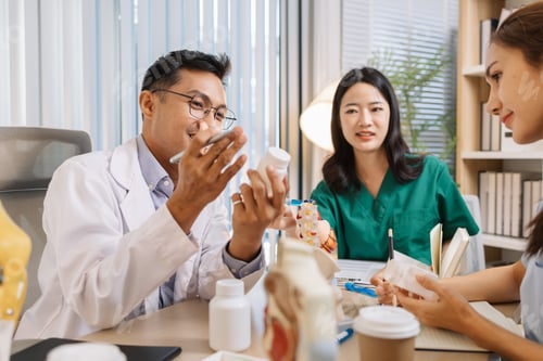 Visualização: Equipe de médicos e enfermeiros colaborando em um ambiente clínico